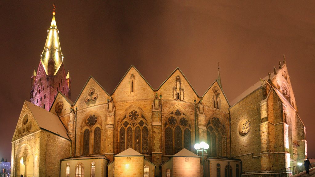 Eine Panoramaaufnahme des Paderborner Doms bei Nacht