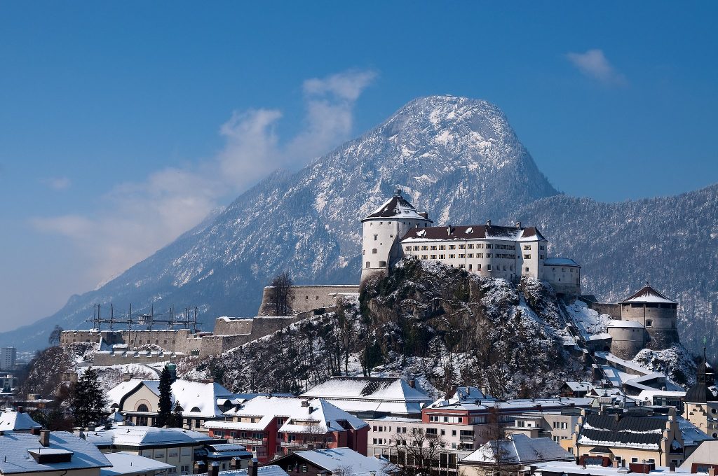 Blick auf die Festung Kufstein im Winter.
