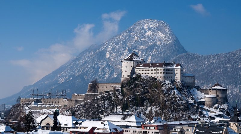 Blick auf die Festung Kufstein im Winter.