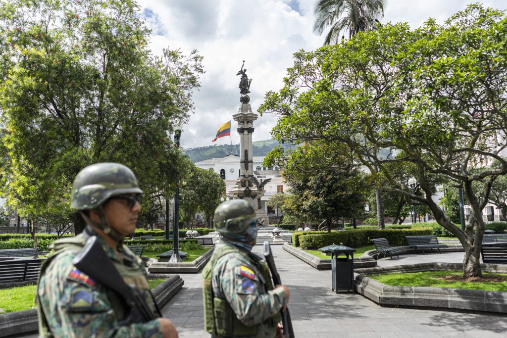 Soldaten patrullieren im Zentrum von Ecuadors Hauptstadt Quito.