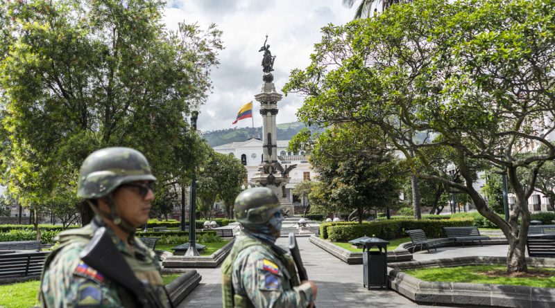 Soldaten patrullieren im Zentrum von Ecuadors Hauptstadt Quito.