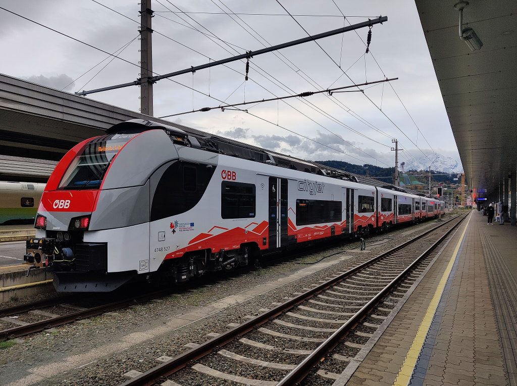 ÖBB-Zug am Hauptbahnhof in Innsbruck.