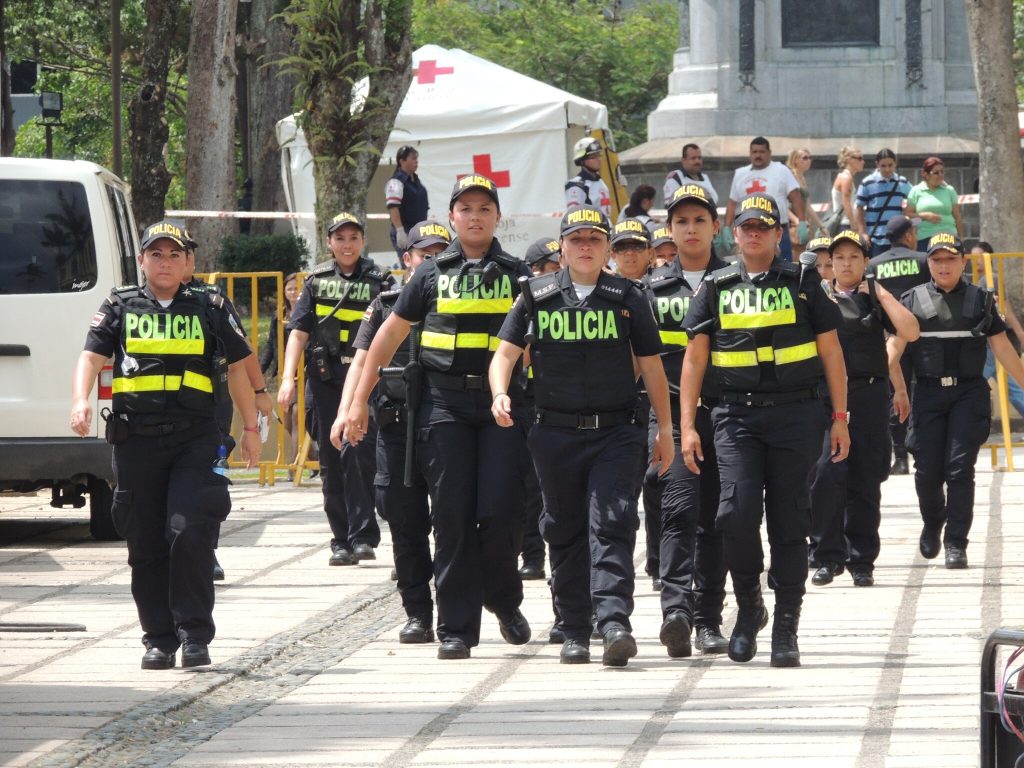 Polizist*innen marschieren auf einer Straße in Costa Rica