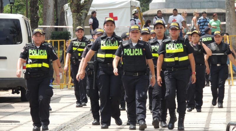 Polizist*innen marschieren auf einer Straße in Costa Rica