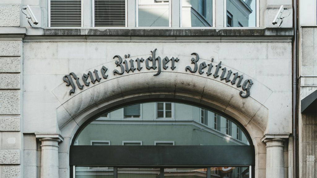 Schriftzug der Neuen Zürcher Zeitung (NZZ) auf einem Torbogen in Zürich.