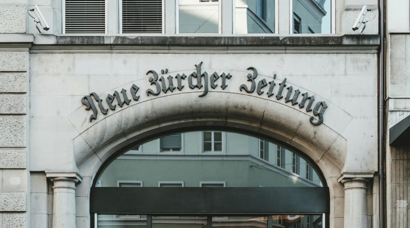 Schriftzug der Neuen Zürcher Zeitung (NZZ) auf einem Torbogen in Zürich.