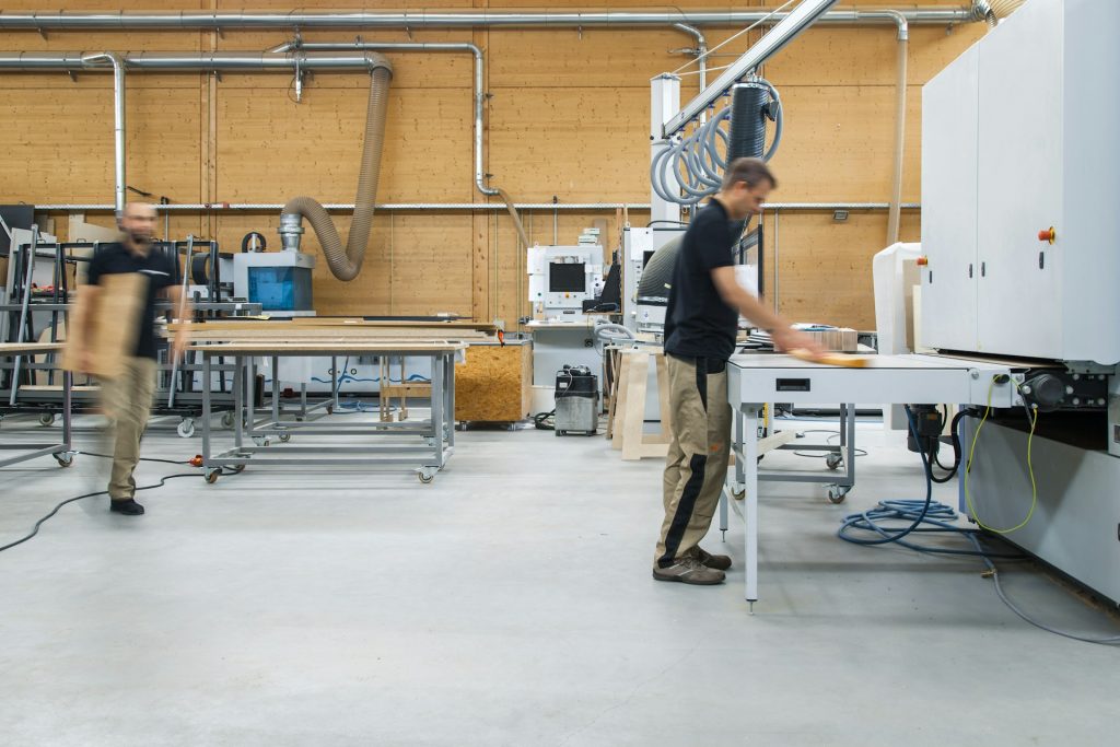Tischler bei der Arbeit