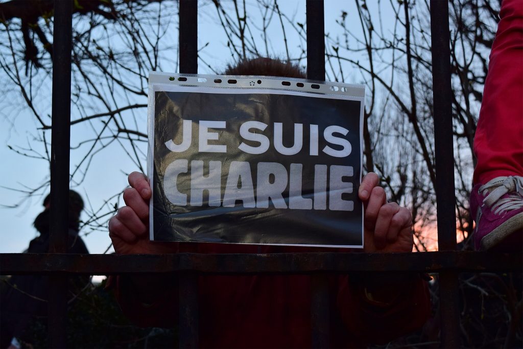 Demonstrant hält Schild mit "Je suis Charlie" in die Höhe.