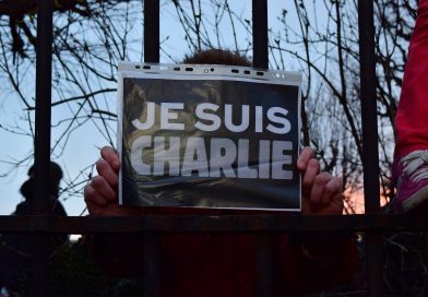 Demonstrant hält Schild mit "Je suis Charlie" in die Höhe.