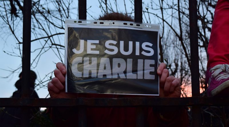 Demonstrant hält Schild mit "Je suis Charlie" in die Höhe.