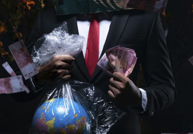 Person im Anzug hält eine Weltkugel im Plastiksckerl in der einen und Geldscheine in der anderen Hand