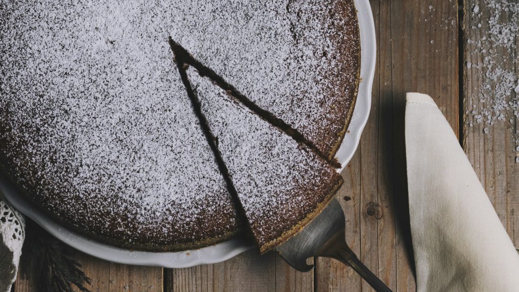 Ein runder Kuchen, bei dem ein Stück angeschnitten ist.