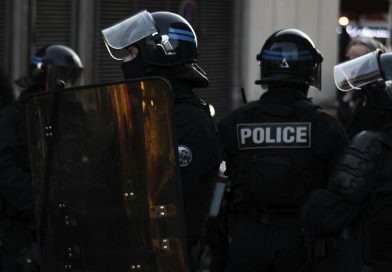 Polizistinnen in voller Montur in Frankreich