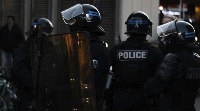 Polizistinnen in voller Montur in Frankreich