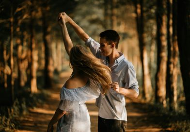 Ein Mann und eine Frau tanzen im Wald