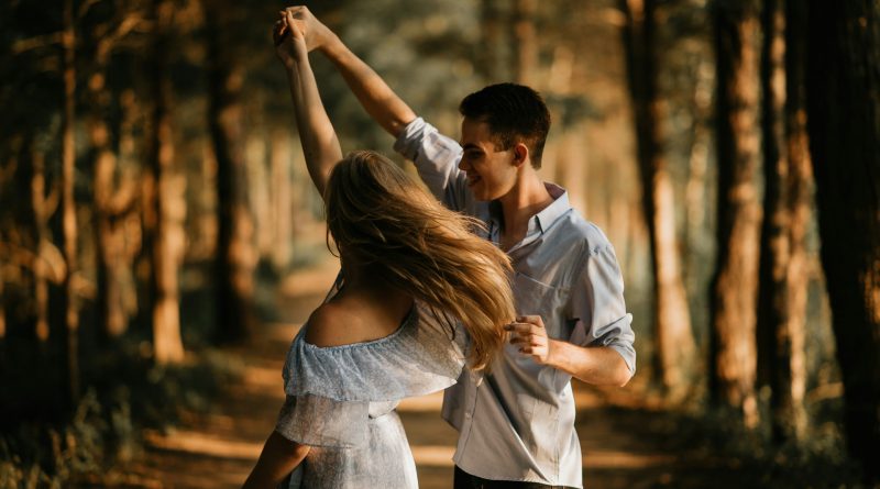 Ein Mann und eine Frau tanzen im Wald