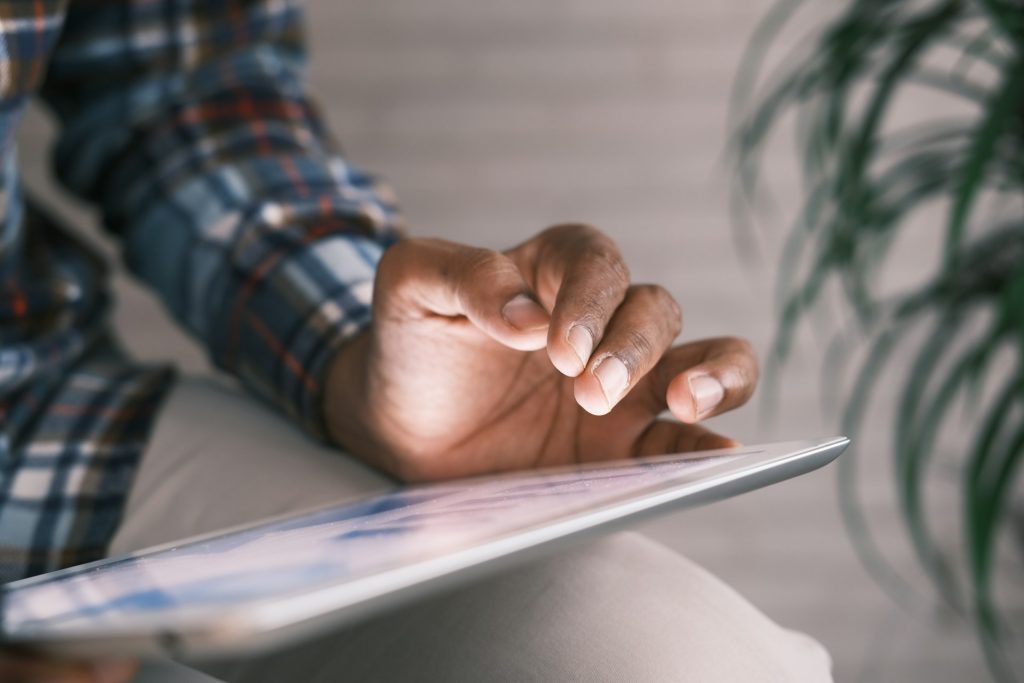 Person bedient ein Tablet