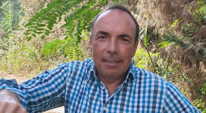 Daniel Puntas Bernet in kariertem Hemd.