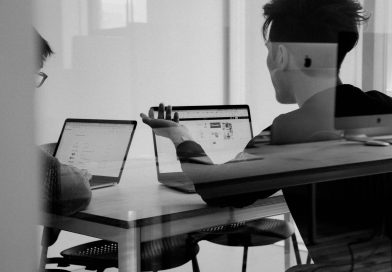 Zwei junge Personen sitzen vor ihren Laptops, schwarz-weiß-Bild
