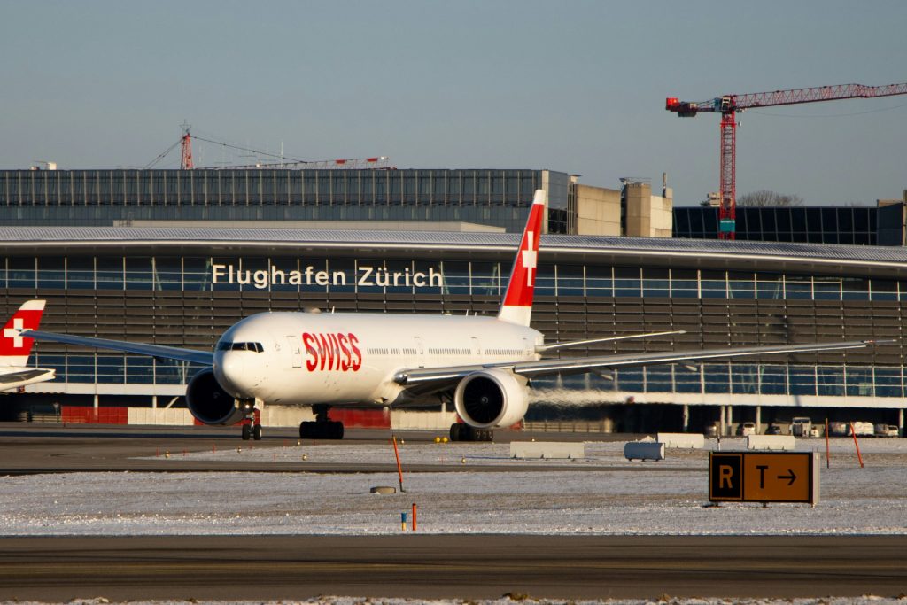 Ein Flugzeug der SWISS am Züricher Flughafen
