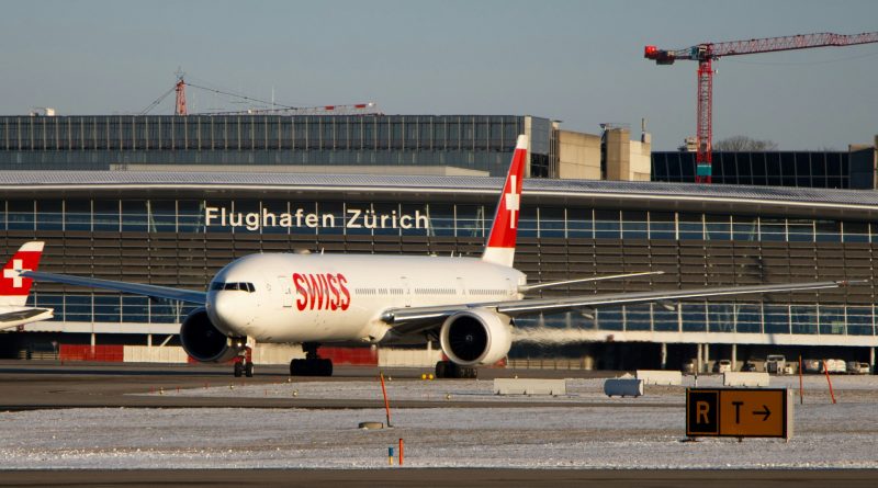 Ein Flugzeug der SWISS am Züricher Flughafen