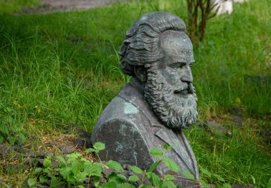 Graue Büste von Marx steht im Gras.