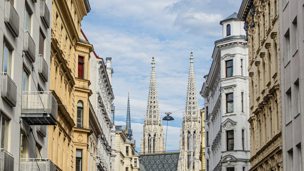 Wohnungen in Wien, im Hintergrund die Votivkirche