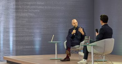 Omri Boehm bei einer Podiumsdiskussion auf der Leipziger Buchmesse, mit dem Mikrofon in der Hand