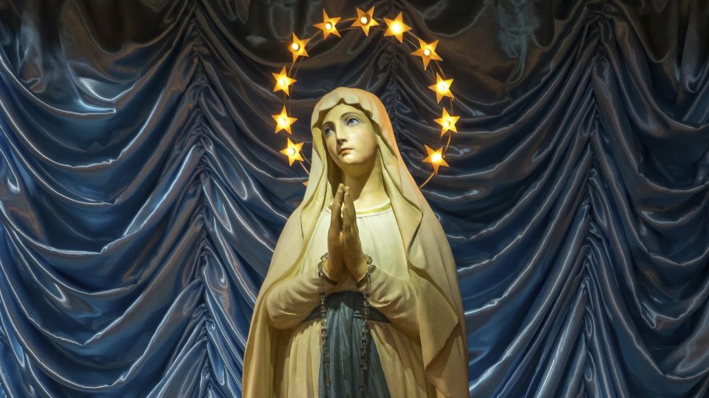 Eine betende Statue der heiligen Maria mit Sternenkranz um ihren Kopf