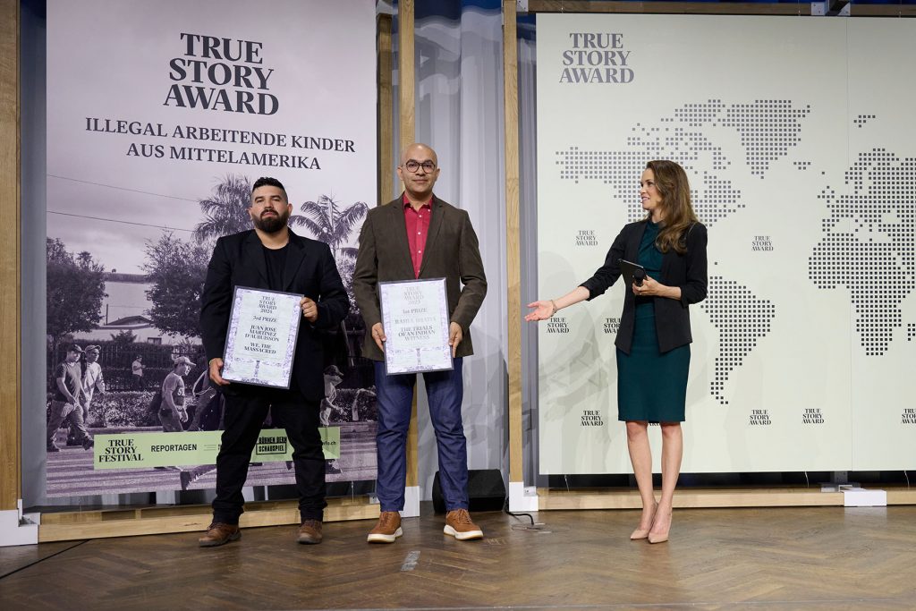 Zwei Gewinner des True Story Awards auf der Bühne mit der Moderatorin