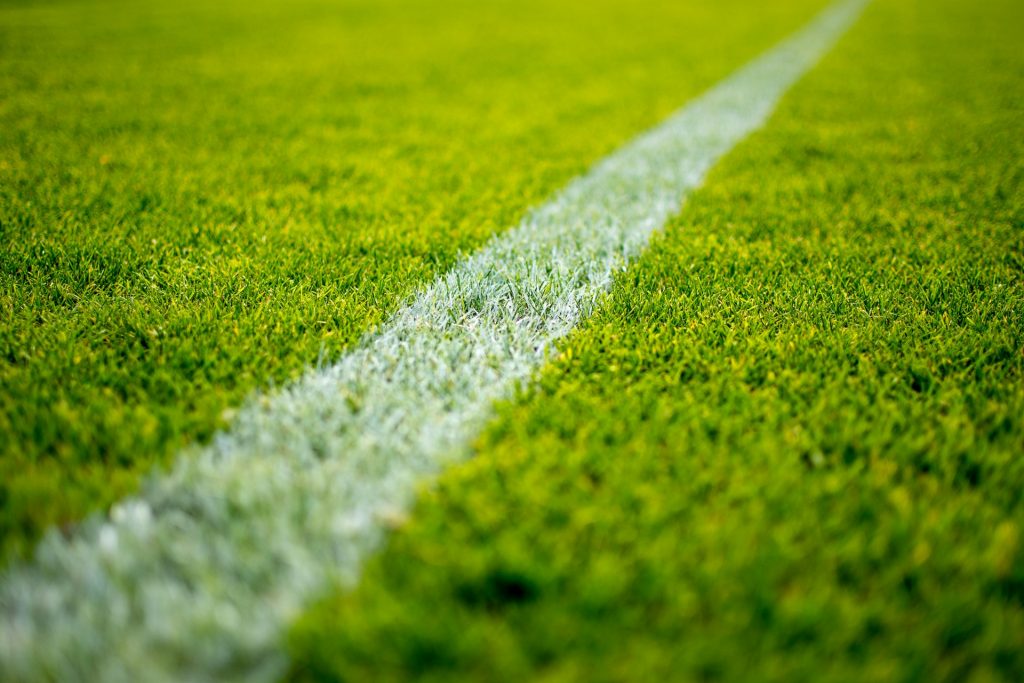 Weiße Linie auf einem Fußball-Rasen