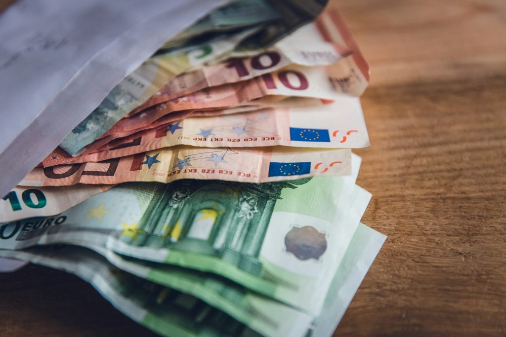 100 Euro Scheine in einem Umschlag