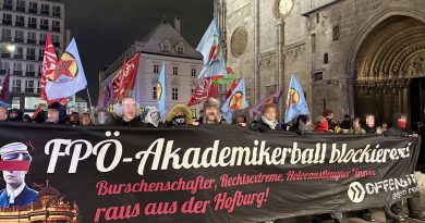 „Akademikerball“: Proteste bei Eiseskälte