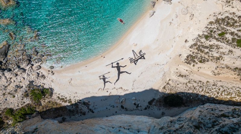 Archaische Jäger gegen fossile Offshore-Plattform