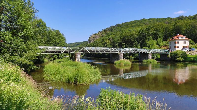 Blutige Spuren im Schatten der Thaya-Brücke